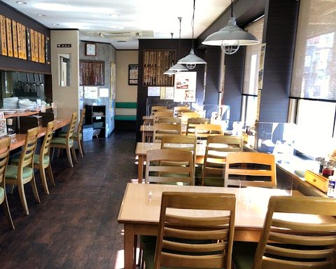 栃木軒の店内。カウンター席とテーブル席