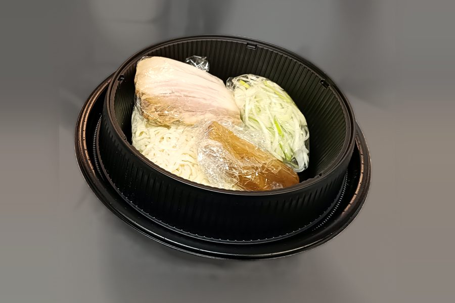 お持ち帰り用の容器に麺・チャーシュー・メンマ・ねぎを分けて詰めた栃木軒の中華そば