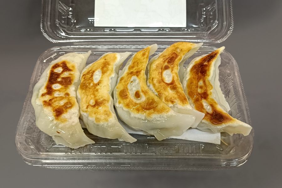 お持ち帰り用の折詰めに入った栃木軒の焼餃子5個